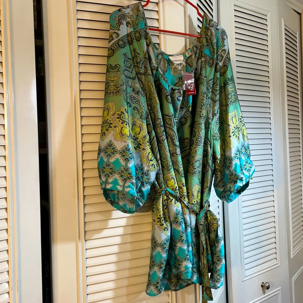 NWT silky Avenue bohemian tunic, scoop neck, side slits, tie belt in size 30/32